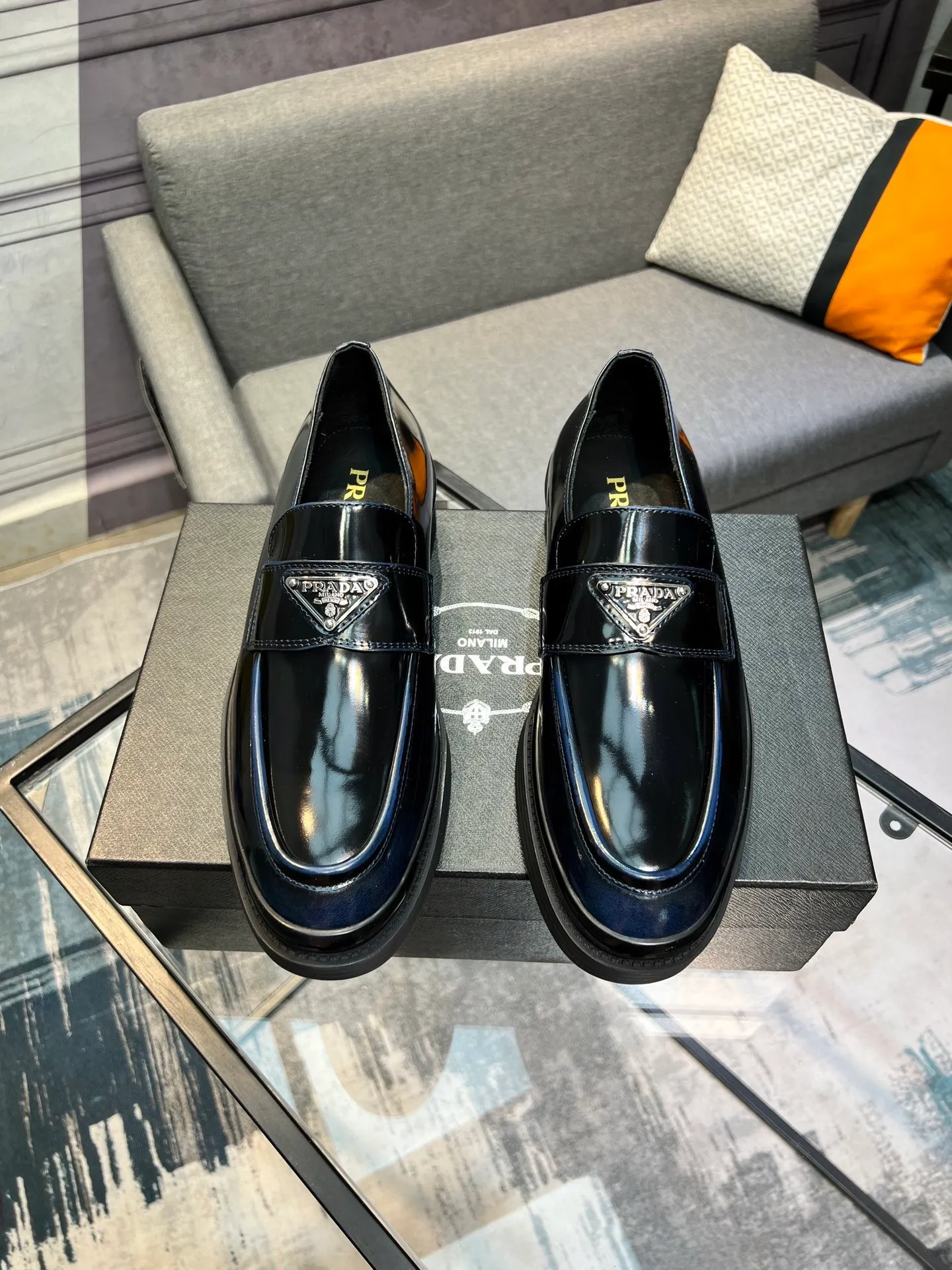 Men's clothing and shoes 💰860 Prada/Prada's new glossy leather loafers are made of open-edge beaded uppers imported from Italy, slip-on loafers style, large piece splicing design, durable and non-deforming, heavy-duty construction, exquisite mark stitching, same material ribbon decoration, blending classic and modern styles, lining with dyed calfskin, standard PRADA logo cowhide feet, original ultra-light matte texture and embossed leather outsole, light and not tired, excellent shock absorption effect, full foot comfort! Size: 39-44 (customized at 38.45)